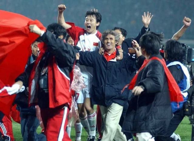 孙菲菲深V衣性感豪放，此外卡莉·克劳斯、妮可拉·佩尔茨等也现身。