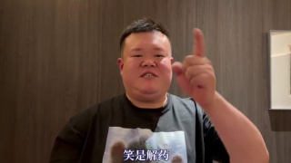 路边可能有在下棋的老爷子，转角可能就是一家挂着“咏春”牌匾的武馆。
